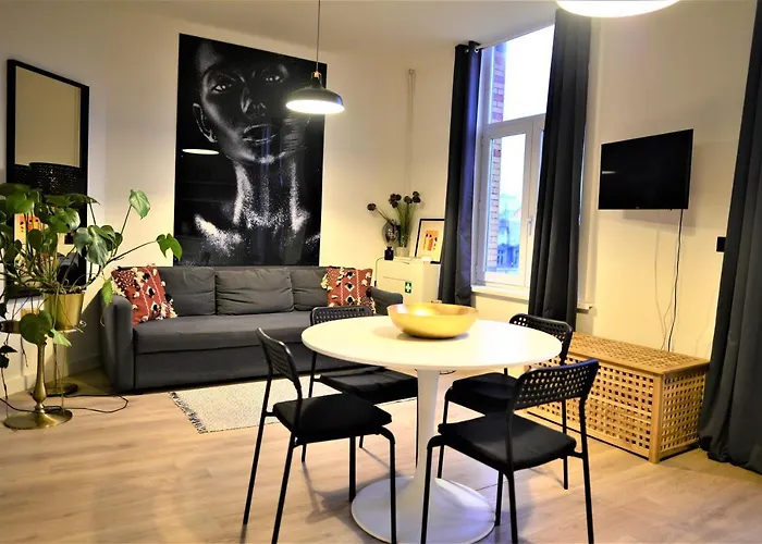 Sleep Inn - Black And White Modern Flat With Cityview