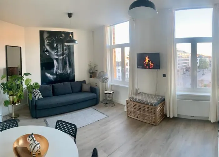 Sleep Inn - Black And White Modern Flat With Cityview