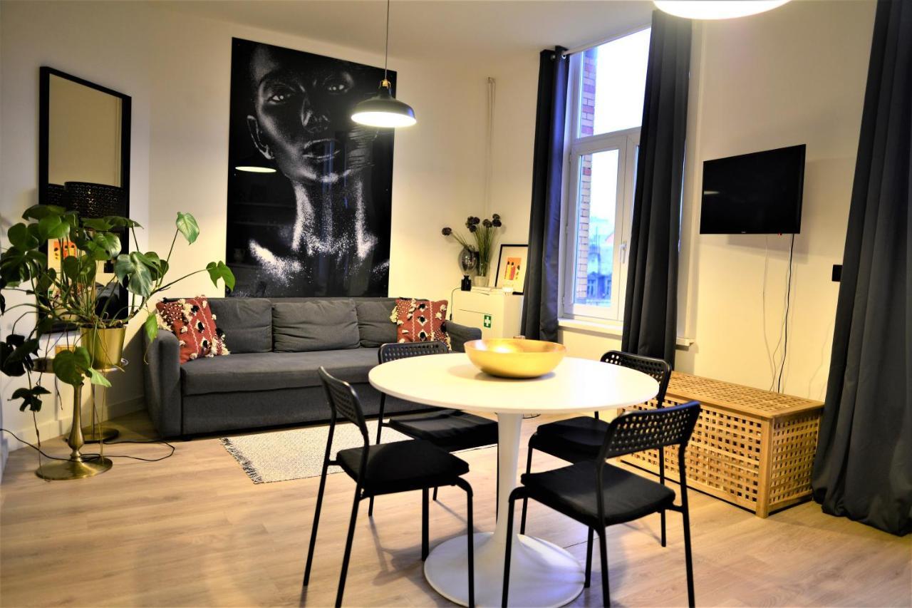 Apartment Sleep - Black And White Modern Flat With Cityview