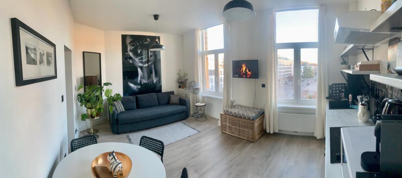 Apartment Sleep - Black And White Modern Flat With Cityview