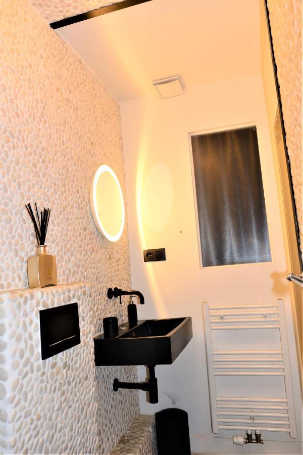Sleep - Black And White Modern Flat With Cityview Anvers